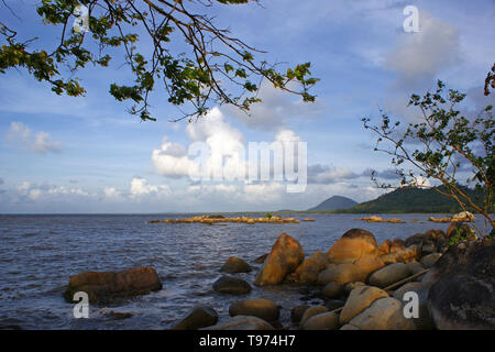 Plage de Pantai Batu Burung, Singkawang, l'ouest de Kalimantan, Indonésie Banque D'Images