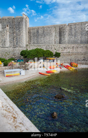 DUBROVNIK, CROATIE - Avril 2018 : des kayaks à Kolorina plage dans une belle journée de printemps à Dubrovnik Banque D'Images