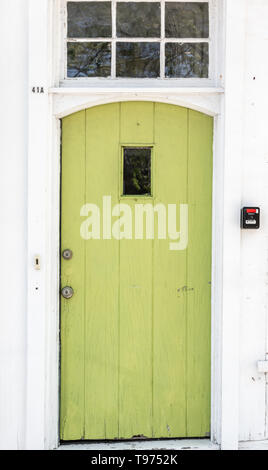 Vieille porte verte sur la rue principale à Sag Harbor Banque D'Images