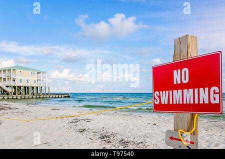 Un "pas de piscine" met en garde les visiteurs à rester hors de l'eau dû aux irrégularités de surf, le 8 juin 2015, à Dauphin Island, Alabama. Banque D'Images