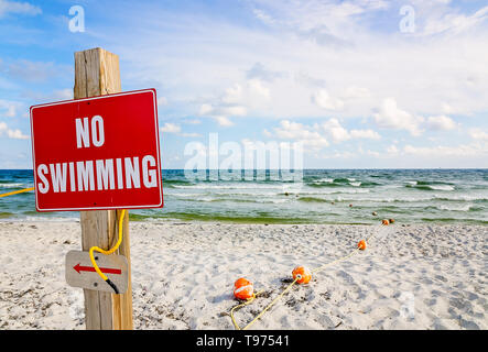 Un "pas de piscine" met en garde les visiteurs à rester hors de l'eau dû aux irrégularités de surf, le 8 juin 2015, à Dauphin Island, Alabama. Banque D'Images