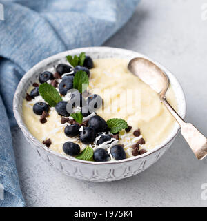 Ananas banane smoothie tropical bol Banque D'Images