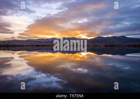 Sunset Mountain Lake - hiver colorés coucher du soleil à Bear Creek Lake, Denver-Lakewood, Colorado, USA. Banque D'Images