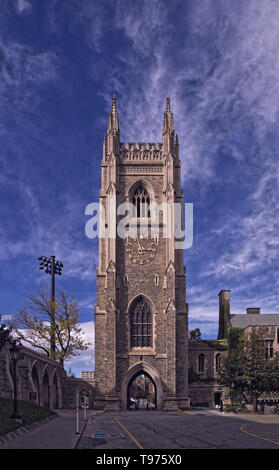 Toronto, Canada - 2010 Automne 2018 : vue sur le monument qui est une tour soldats bell et tour de l'horloge à l'Université de Toronto qui commémorent Banque D'Images