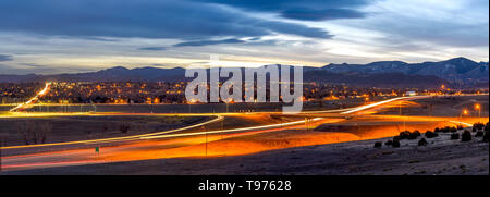 Coucher du soleil, un panorama de la route de la route 285 à bobinage pied de Front Range des Montagnes Rocheuses sur une soirée d'hiver orageux. Denver, CO, USA. Banque D'Images