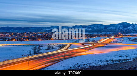 La route d'hiver - un aperçu panoramique de la route 285 à bobinage pied de Front Range des Montagnes Rocheuses sur une soirée d'hiver orageux. Denver, CO. Banque D'Images