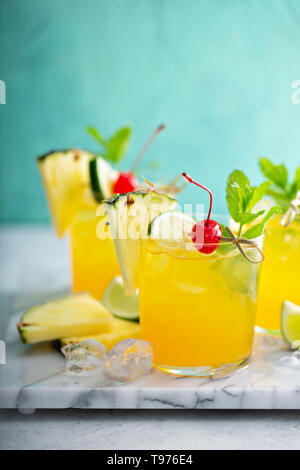 Cocktail au rhum ananas d'été rafraîchissante Banque D'Images