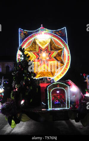 SAKON NAKHON, THAÏLANDE - DEC 23, 2018 : la célébration de Noël avec l'éblouissant défilé Défilé de star à l'Étoile de Noël Festival à Ban Ta Rae Banque D'Images