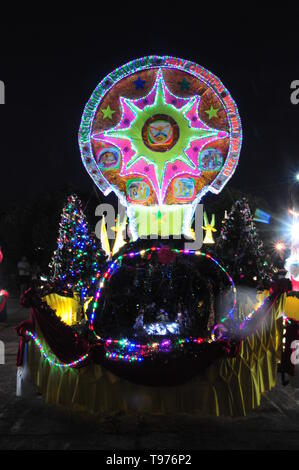 SAKON NAKHON, THAÏLANDE - DEC 23, 2018 : la célébration de Noël avec l'éblouissant défilé Défilé de star à l'Étoile de Noël Festival à Ban Ta Rae Banque D'Images