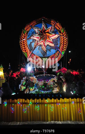 SAKON NAKHON, THAÏLANDE - DEC 23, 2018 : la célébration de Noël avec l'éblouissant défilé Défilé de star à l'Étoile de Noël Festival à Ban Ta Rae Banque D'Images