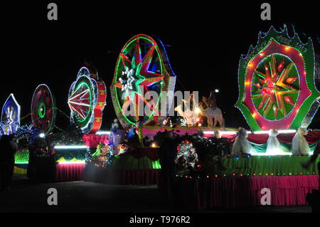 SAKON NAKHON, THAÏLANDE - DEC 23, 2018 : la célébration de Noël avec l'éblouissant défilé Défilé de star à l'Étoile de Noël Festival à Ban Ta Rae Banque D'Images