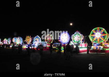 SAKON NAKHON, THAÏLANDE - DEC 23, 2018 : la célébration de Noël avec l'éblouissant défilé Défilé de star à l'Étoile de Noël Festival à Ban Ta Rae Banque D'Images