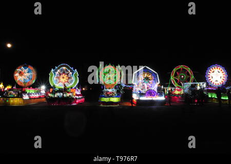 SAKON NAKHON, THAÏLANDE - DEC 23, 2018 : la célébration de Noël avec l'éblouissant défilé Défilé de star à l'Étoile de Noël Festival à Ban Ta Rae Banque D'Images