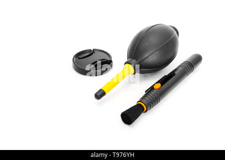Lentille gros plan, stylo brosse soufflante et capuchon de l'outil Couleur Noir (symbole) pour la qualité de l'appareil-photo. Set de nettoyage de l'appareil photo Studio isolated on White Banque D'Images