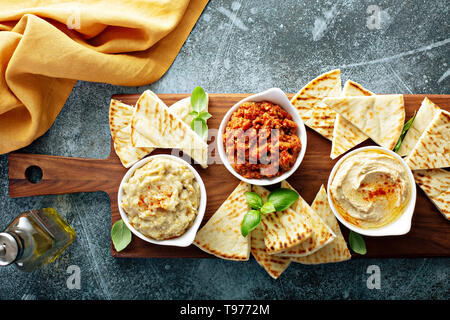 Conseil Mezze avec trempettes et pita Banque D'Images