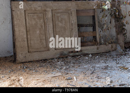 Porte endommagée sur le plancher de pose Banque D'Images