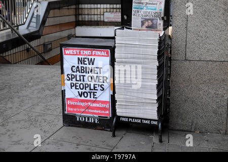 Evening Standard gros titre de journal sur poster 'nouveau Cabinet divisé sur vote du peuple' Westminster London England UK KATHY DEWITT Banque D'Images