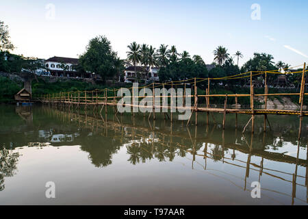 Pont de bambou chaque année de construction de l'eau en saison sèche sur la rivière Nam Khan au confluent de la rivière du Mékong à Luang Prabang, Laos. Banque D'Images
