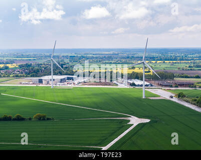 Éoliennes sur le parc industriel dans Hartismere Eye, Suffolk, Angleterre. Autrefois l'aérodrome de l'Œil DE LA DEUXIÈME GUERRE MONDIALE. Banque D'Images