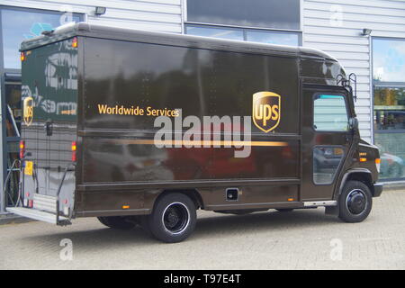 Almere, Pays-Bas - le 18 juin 2015 : UPS Truck garé sur le côté de la route. Banque D'Images