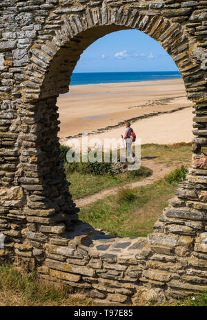 Carteret, France - 25 août 2018 : Vue de la fenêtre de l'ancienne église sur la plage de la vielle église sur le cap Carteret. Normandie, France Banque D'Images