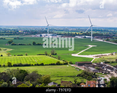 Éoliennes sur le parc industriel dans Hartismere Eye, Suffolk, Angleterre. Autrefois l'aérodrome de l'Œil DE LA DEUXIÈME GUERRE MONDIALE. Banque D'Images