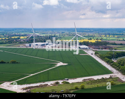 Éoliennes sur le parc industriel dans Hartismere Eye, Suffolk, Angleterre. Autrefois l'aérodrome de l'Œil DE LA DEUXIÈME GUERRE MONDIALE. Banque D'Images