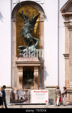 Munich, Allemagne - 29 juin 2018 : La sculpture de l'Archange Michael tuer le mal de Saint Michaels Church le 29 juin 2018 à Munich. Banque D'Images