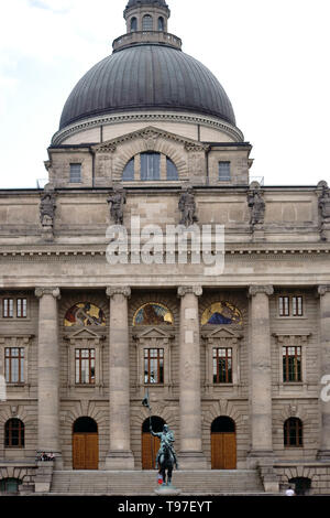 Munich, Allemagne - 29 juin 2018 : l'entrée et le dôme de la chancellerie de l'État de Bavière à Munich le Hofgarten le 29 juin 2018 à Munich. Banque D'Images