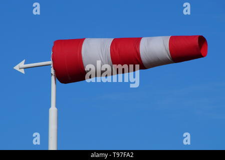 - Manche rouge et blanc tout droit girouette. Banque D'Images