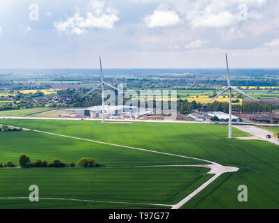 Éoliennes sur le parc industriel dans Hartismere Eye, Suffolk, Angleterre. Autrefois l'aérodrome de l'Œil DE LA DEUXIÈME GUERRE MONDIALE. Banque D'Images