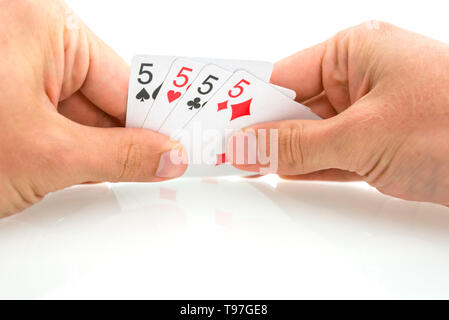 Quatre cartes à jouer avec le numéro cinq dans les mains de l'homme joueur. Plus isolé sur fond blanc. Banque D'Images