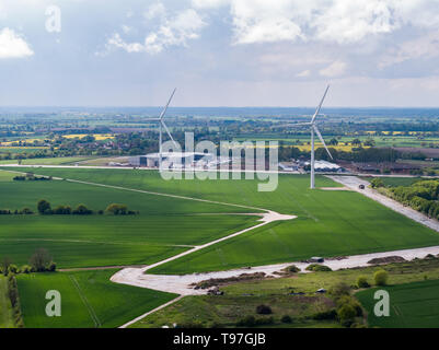 Éoliennes sur le parc industriel dans Hartismere Eye, Suffolk, Angleterre. Autrefois l'aérodrome de l'Œil DE LA DEUXIÈME GUERRE MONDIALE. Banque D'Images