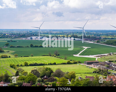 Éoliennes sur le parc industriel dans Hartismere Eye, Suffolk, Angleterre. Autrefois l'aérodrome de l'Œil DE LA DEUXIÈME GUERRE MONDIALE. Banque D'Images