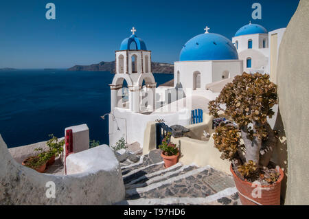 Églises au dôme bleu donnant sur la caldeira, Oia, Santorin, îles grecques, Grèce Banque D'Images