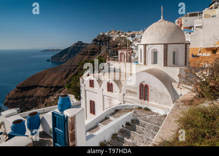 Belle église orthodoxe en dôme blanc donnant sur la caldeira de Santorin, Fira,, îles grecques, Grèce Banque D'Images