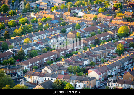 Rangées de maisons en terrasse dans la région de East London Banque D'Images