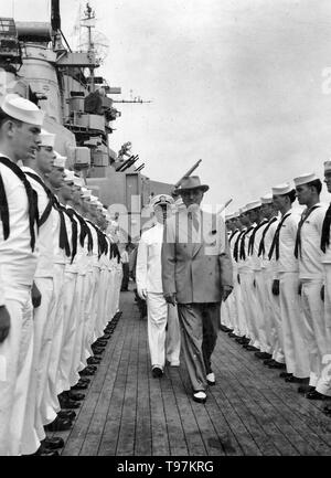 Photographie du Président Harry S. Truman comme il inspecte le personnel de l'USS Missouri, ca. 09/08/1947 Banque D'Images