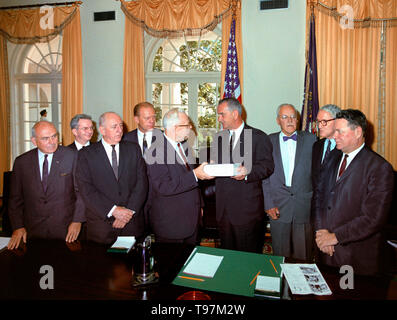 Commission Warren présentation de rapport sur l'assassinat de John F. Kennedy à Lyndon Johnson. Le 24 septembre, 1964 Banque D'Images