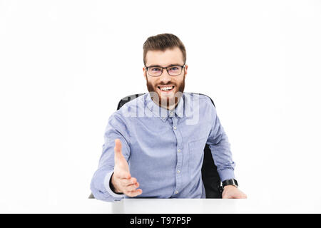 Homme élégant barbu souriant à lunettes sur la table de séance Réunion sur fond gris Banque D'Images