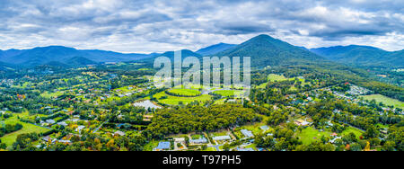 Beau panorama aérien de Healesville township et la campagne environnante avec forêt et montagnes en Victoria, Australie Banque D'Images