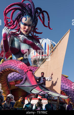 Pendant le défilé sur le bord de l'socallled «paseggiata'. Chariots allégoriques. Banque D'Images