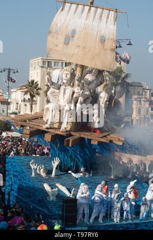 Pendant le défilé sur le bord de l'socallled «paseggiata'. Chariots allégoriques. Extras sur les chariots Banque D'Images