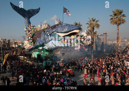 Pendant le défilé sur le bord de l'socallled «paseggiata'. Chariots allégoriques.La baleine, avec référence explicite au problème de la pollution de la s Banque D'Images