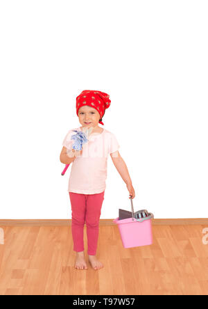 Petite fille avec un balai à franges, godet et prêt pour le nettoyage de printemps isolé Banque D'Images