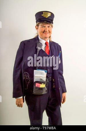 Une femme en uniforme pose du chemin de fer avec son équipement à la Los Angeles des gares de train. Banque D'Images