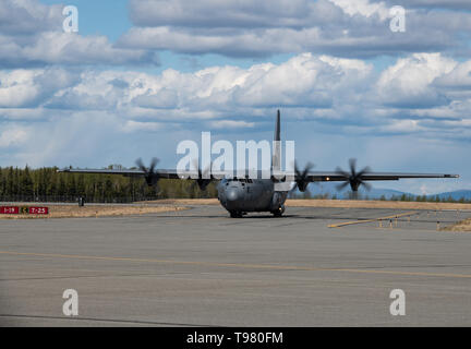 Un U.S. Air Force C-130J Super Hercules affecté à la 317e Airlift Wing de Dyess Air Force Base, Texas, taxis à la position lors de l'exercice Northern Edge 12 mai 2019, à l'aérodrome de l'armée, Allen l'Alaska. Nord est un exercice mettant en vedette la létalité des forces interarmées et les capacités des forces armées américaines dans et autour de la région Indo-Pacifique. (U.S. Photo de l'Armée de l'air par le sergent. Michée Anthony) Banque D'Images