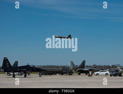 Un F-22 Raptor prend son envol au cours de l'exercice Combat Archer 19-8 à la base aérienne Tyndall, en Floride, le 14 mai 2019. Les membres de la 494e Escadron de chasse, le 67e Escadron de chasse et le 94e Escadron de chasse, à l'emploi des variantes de vivre des missiles d'interception contre des cibles qui ont été commandé à distance par le 82e Escadron de cibles aériennes. (U.S. Air Force photo par un membre de la 1re classe Monica Roybal) Banque D'Images