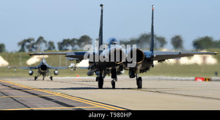 Un F-15E Strike Eagle affecté à la 492e Escadron de chasse taxis avec un F-16C Fighting Falcon affecté à la 93e Escadron de chasse, Homestead Air Reserve Base, en Floride, à la Royal Air Force Lakenheath, Angleterre, le 16 mai 2019. La 93e déploiement FS à RAF Lakenheath démontre la capacité de la Force aérienne américaine à intégrer une équipe de la force totale dans les Forces aériennes américaines en Europe-Air Afrique formation et les opérations des Forces canadiennes. (U.S. Air Force photo par un membre de la 1re classe Madeline Herzog) Banque D'Images