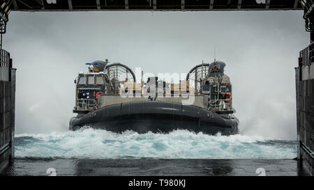 190503-M-QS181-0013 de l'OCÉAN PACIFIQUE (3 mai 2019) Un bateau de débarquement, d'un coussin d'air (LCAC) avec 5 unité d'assaut, s'apprête à entrer dans le bien-pont du San Antonio-classe de transport amphibie USS dock John P. Murtha (LPD 26). Le LCAC transportés de marine et l'équipement avec l'Équipe de débarquement du bataillon 3/5, 11e Marine Expeditionary Unit, à bord du navire pendant les opérations de routine dans le cadre du groupe amphibie Boxer. (U.S. Marine Corps photo par le Cpl. Jason Monty) Banque D'Images